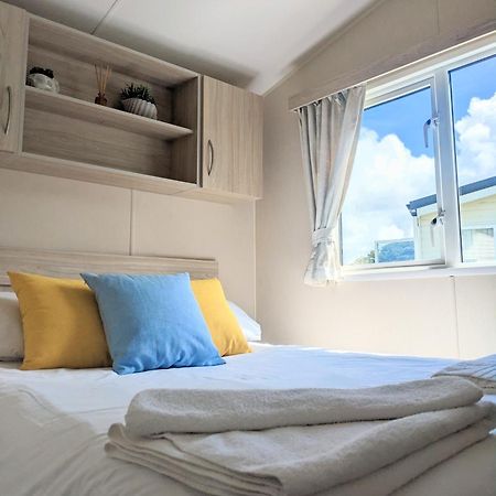 Large 4 Person Couples And Family Caravan In Newquay Bay Resort Exterior photo