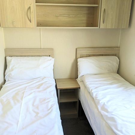 Large 4 Person Couples And Family Caravan In Newquay Bay Resort Exterior photo