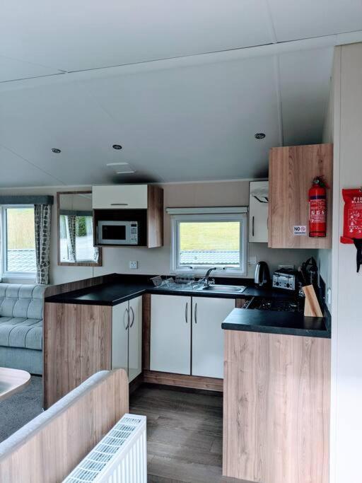 Large 4 Person Couples And Family Caravan In Newquay Bay Resort Exterior photo