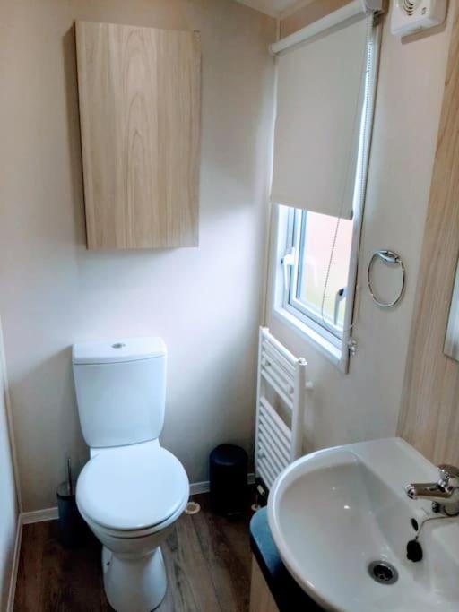 Large 4 Person Couples And Family Caravan In Newquay Bay Resort Exterior photo