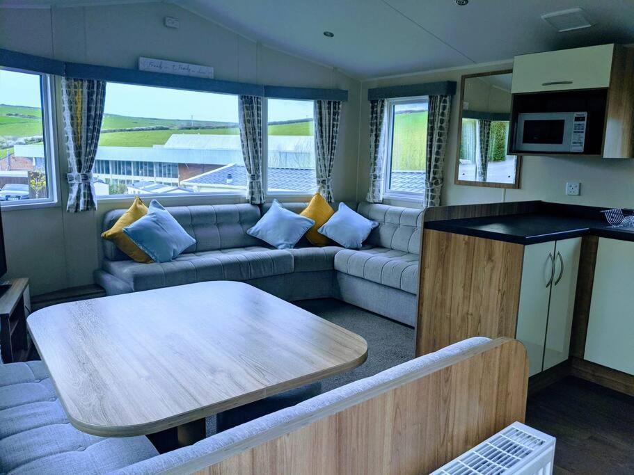 Large 4 Person Couples And Family Caravan In Newquay Bay Resort Exterior photo