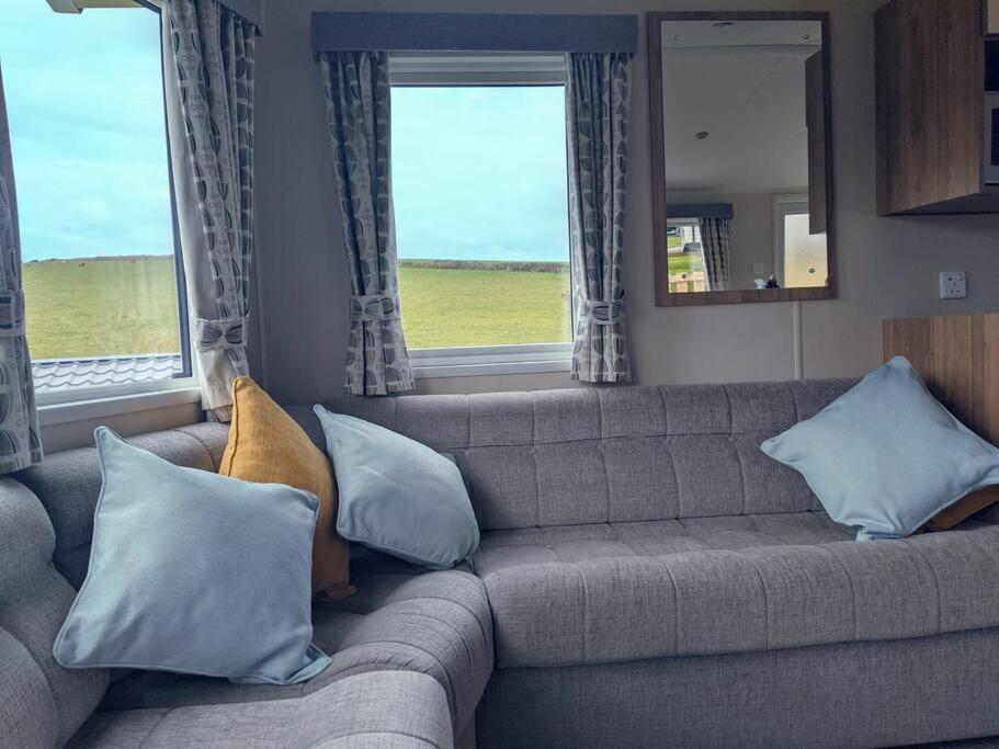 Large 4 Person Couples And Family Caravan In Newquay Bay Resort Exterior photo