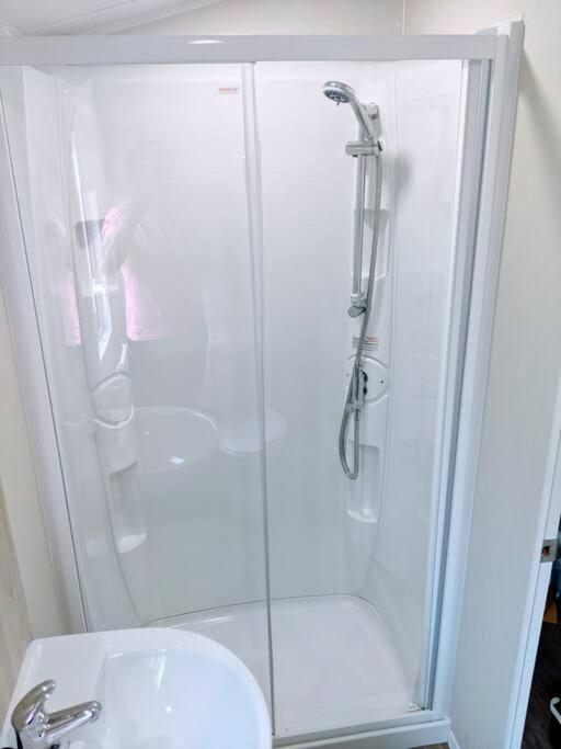Large 4 Person Couples And Family Caravan In Newquay Bay Resort Exterior photo