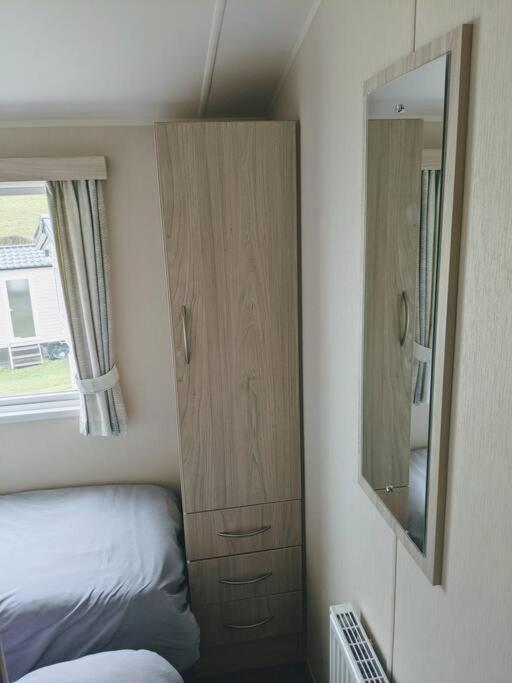 Large 4 Person Couples And Family Caravan In Newquay Bay Resort Exterior photo