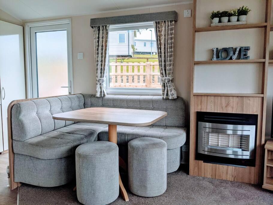 Large 4 Person Couples And Family Caravan In Newquay Bay Resort Exterior photo