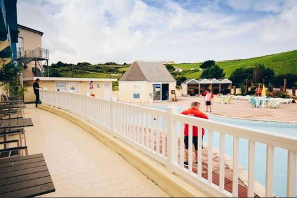 Large 4 Person Couples And Family Caravan In Newquay Bay Resort Exterior photo