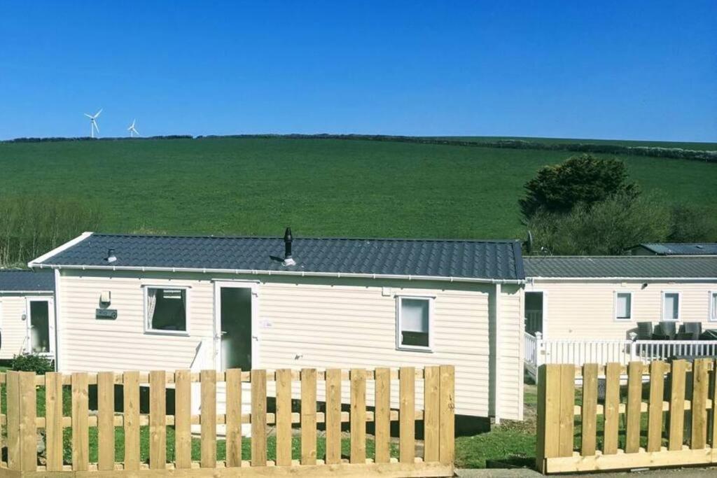 Large 4 Person Couples And Family Caravan In Newquay Bay Resort Exterior photo