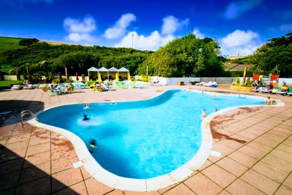 Large 4 Person Couples And Family Caravan In Newquay Bay Resort Exterior photo