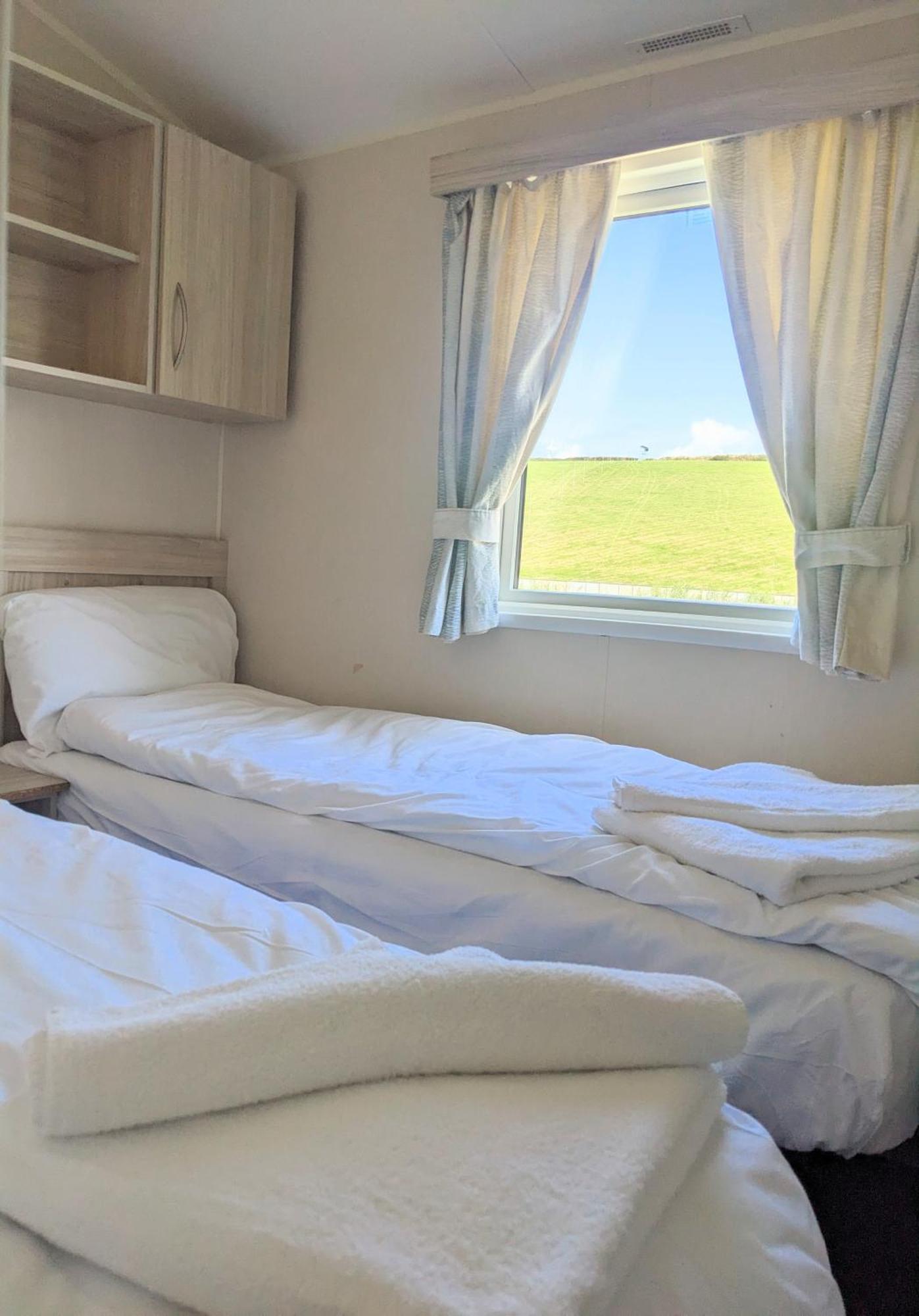 Large 4 Person Couples And Family Caravan In Newquay Bay Resort Exterior photo