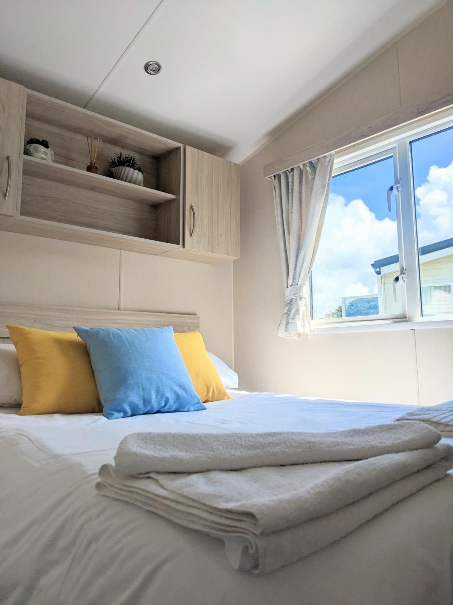 Large 4 Person Couples And Family Caravan In Newquay Bay Resort Exterior photo