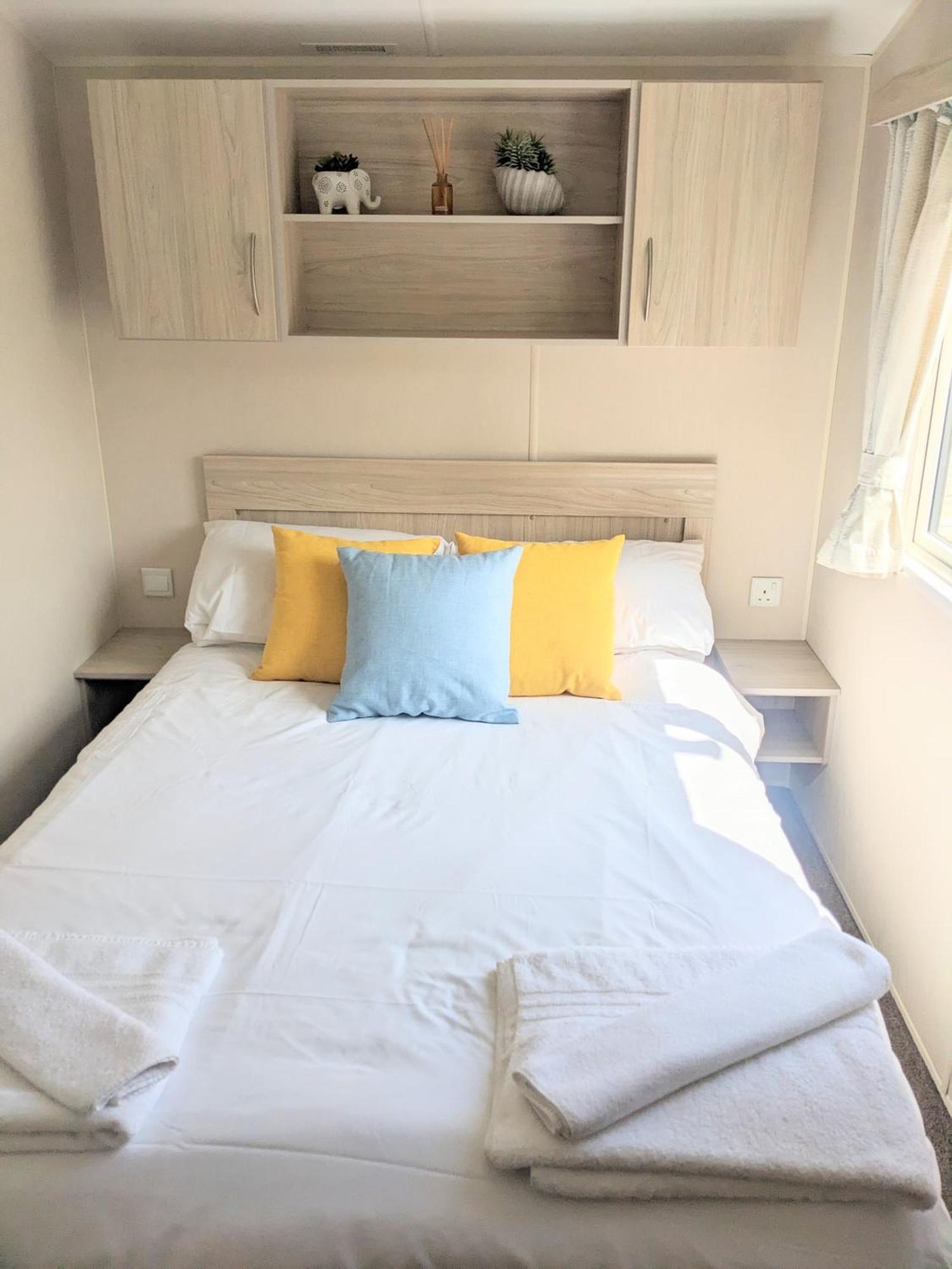 Large 4 Person Couples And Family Caravan In Newquay Bay Resort Exterior photo