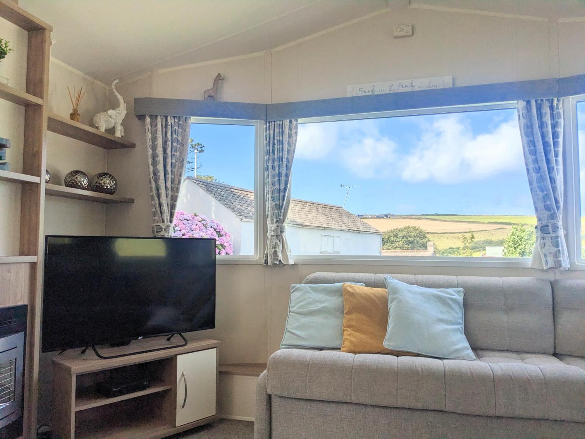Large 4 Person Couples And Family Caravan In Newquay Bay Resort Exterior photo